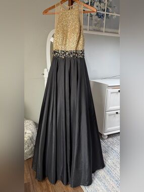 NWOT Madison James Black and Gold Embellished Evening Prom Dress Size 4 Formal